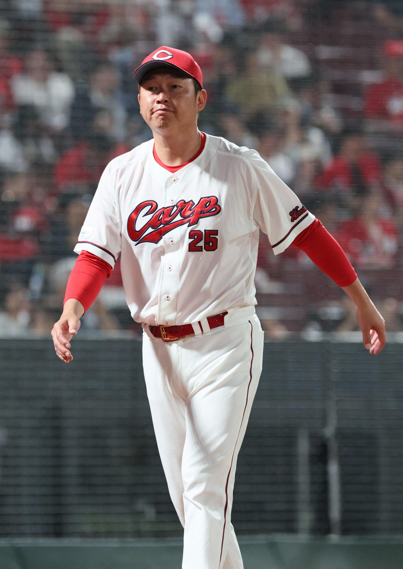 広島対DeNA 6回裏終了時、交代を告げる新井監督（撮影・加藤孝規）