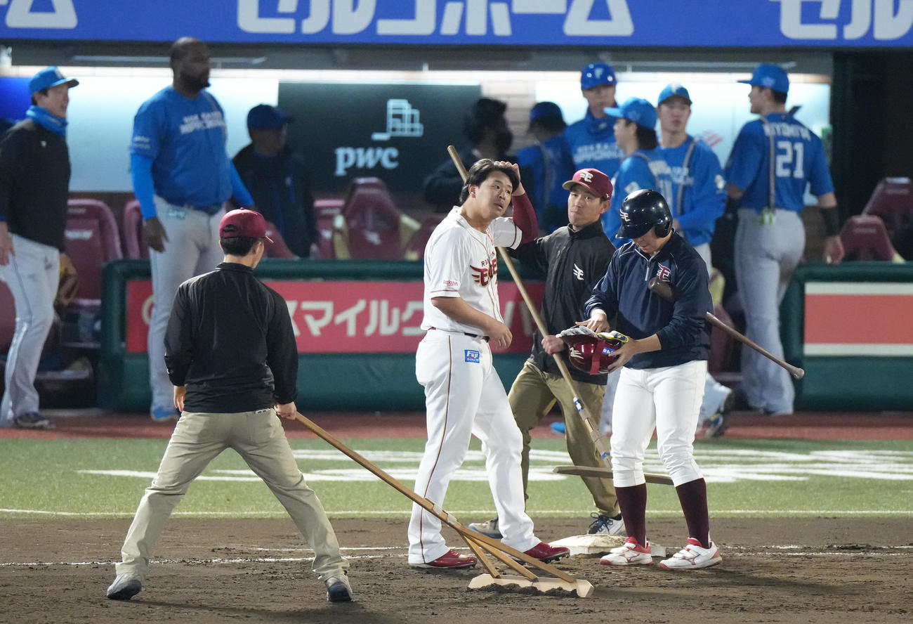楽天対日本ハム　7回裏楽天1死一塁、浅村は遊併殺打に倒れ頭をかく（撮影・足立雅史）