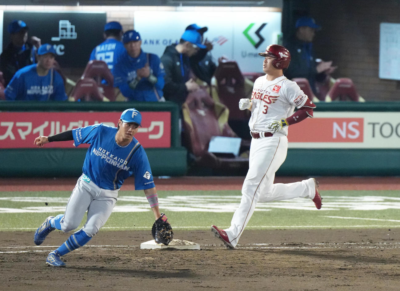 楽天対日本ハム　7回裏楽天1死一塁、浅村は遊併殺打に倒れる（撮影・足立雅史）