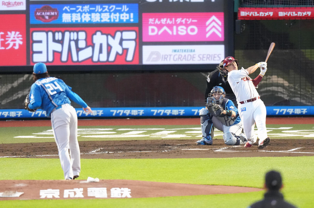 楽天対日本ハム　2回裏楽天2死、浅村は通算1999安打となる左前打を放つ。投手金村（撮影・足立雅史）