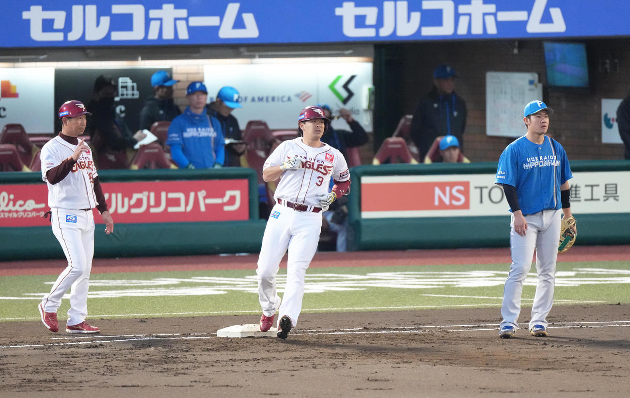 楽天対日本ハム　2回裏楽天2死、浅村は通算1999安打となる左前打を放つ（撮影・足立雅史）