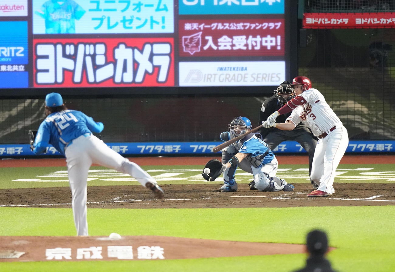 楽天対日本ハム　4回裏楽天2死、浅村は空振り三振に倒れる。投手金村（撮影・足立雅史）