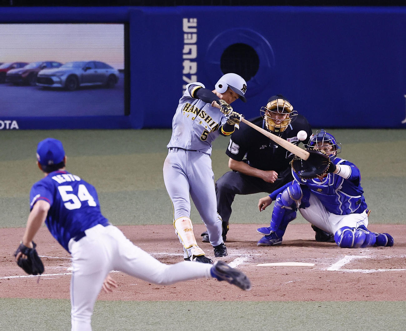 中日対阪神　11回表阪神1死二塁、近本は中前適時打を放つ。投手藤（撮影・藤尾明華）