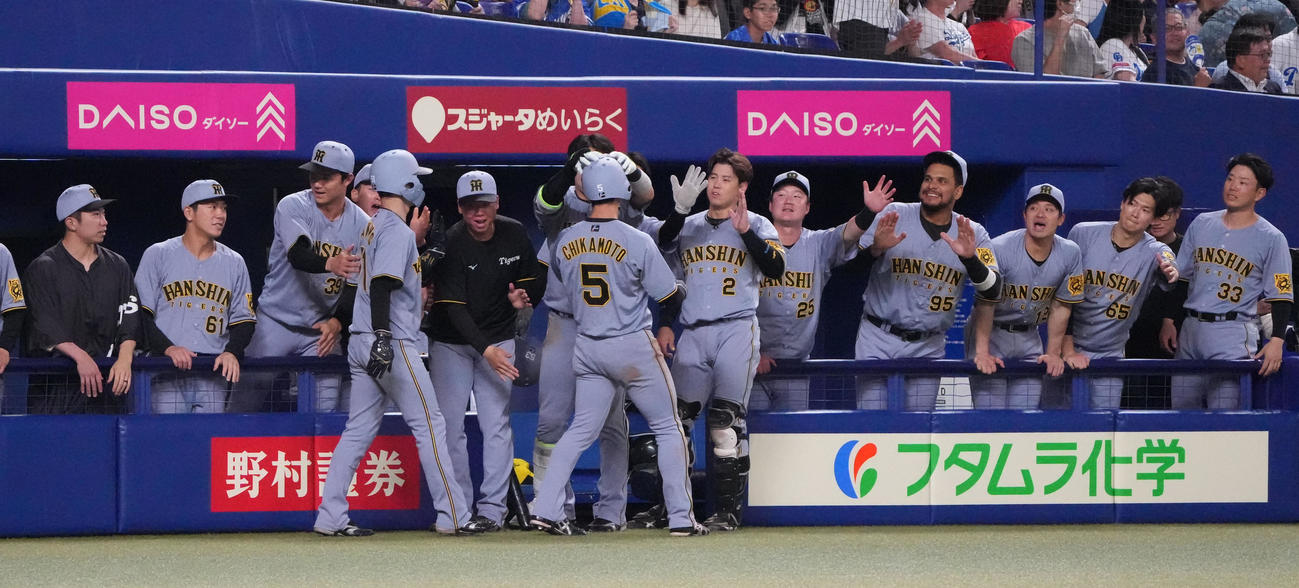 中日対阪神　11回表阪神1死二、三塁、森下の左2点適時二塁打で弛緩した近本、中野を迎える阪神ナイン（撮影・森本幸一）