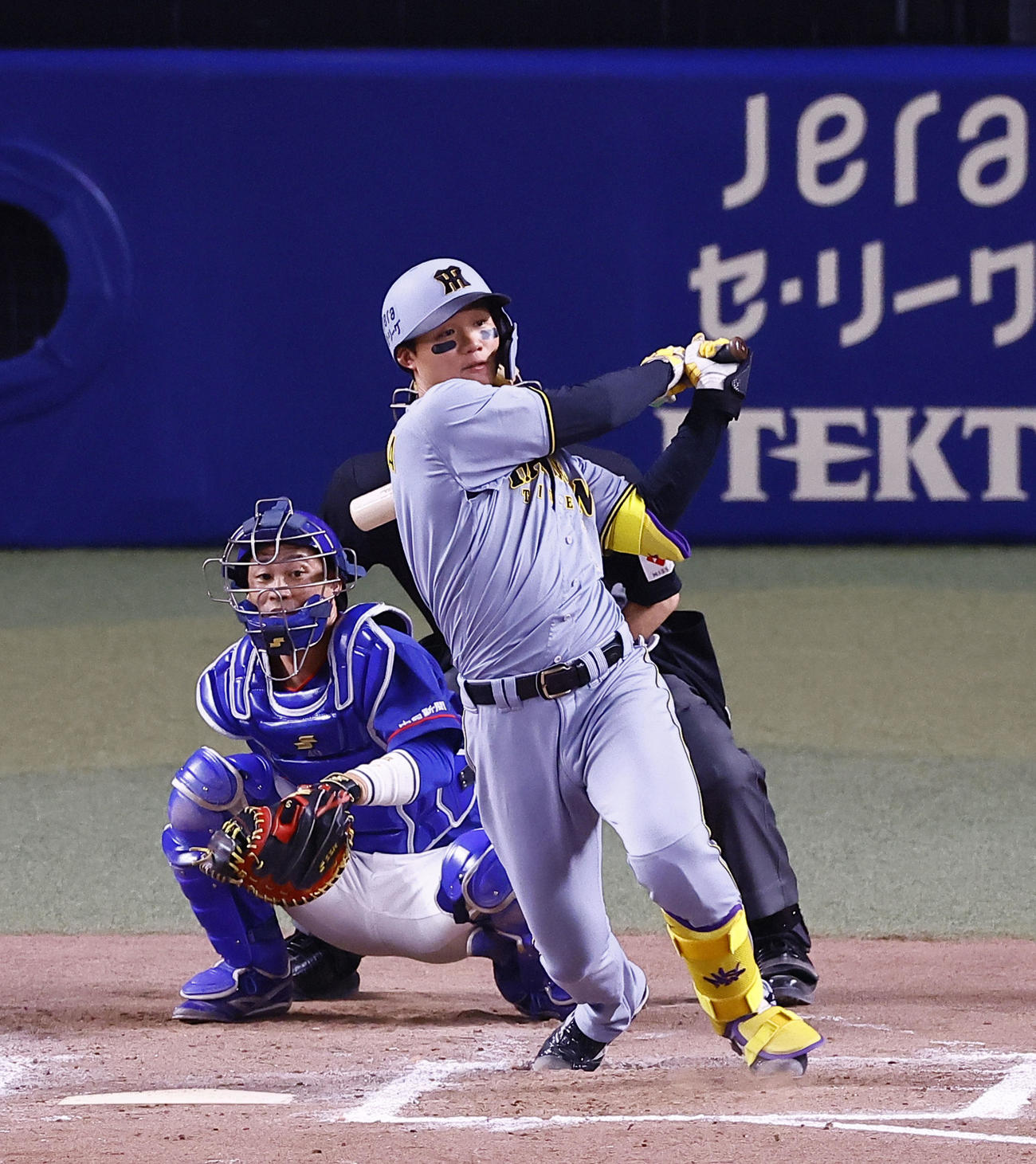 中日対阪神　11回表阪神1死二、三塁、森下は左越えに2点適時二塁打を放つ（撮影・藤尾明華）