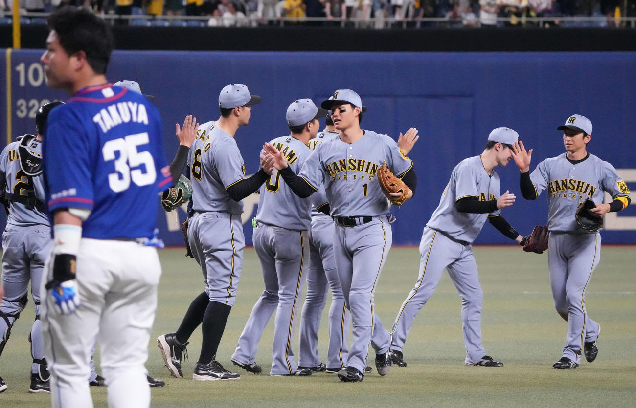中日対阪神　試合終了、勝利に喜ぶ阪神ナイン（撮影・森本幸一）