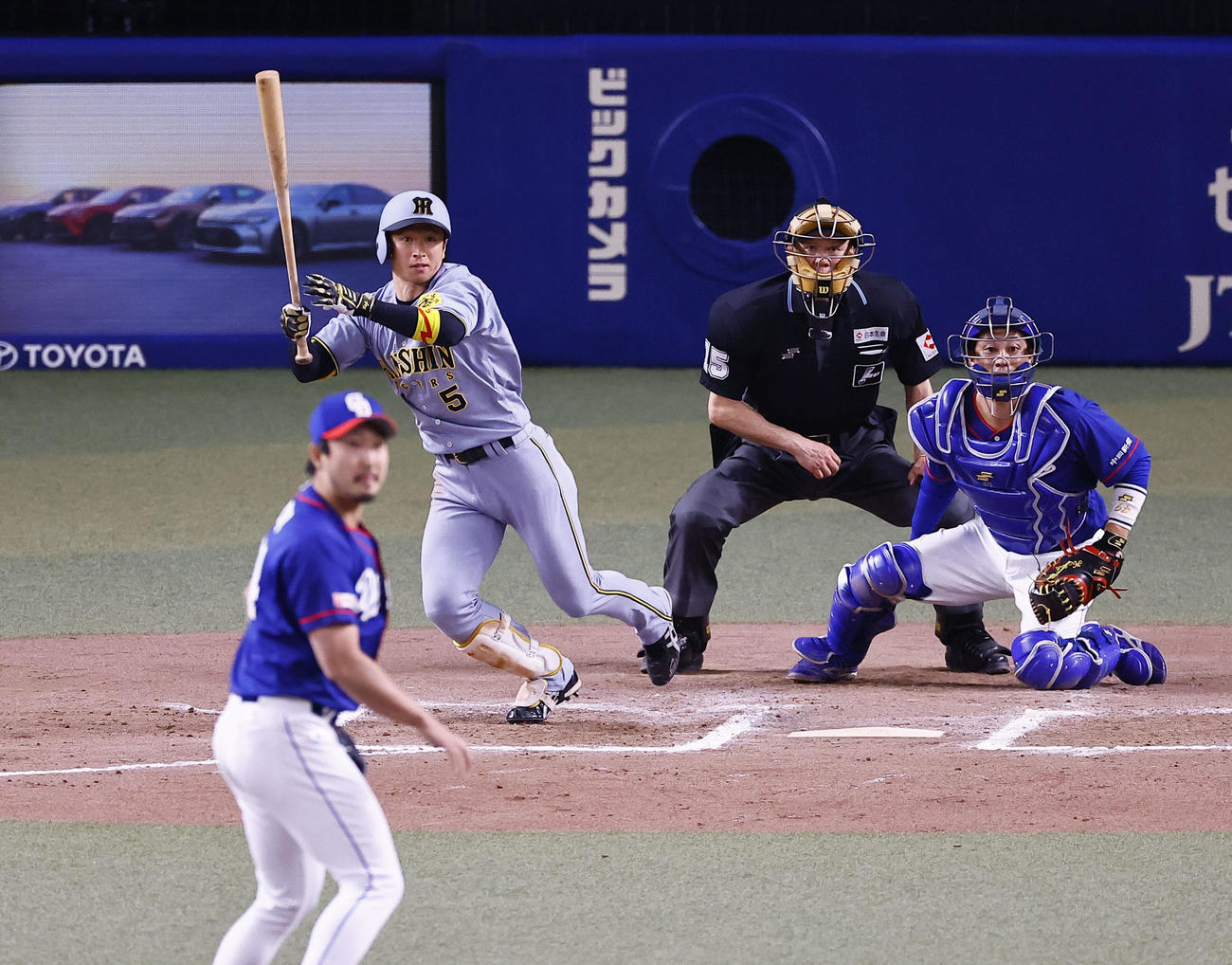 中日対阪神　11回表阪神1死二塁、近本は中前適時打を放つ。（撮影・藤尾明華）