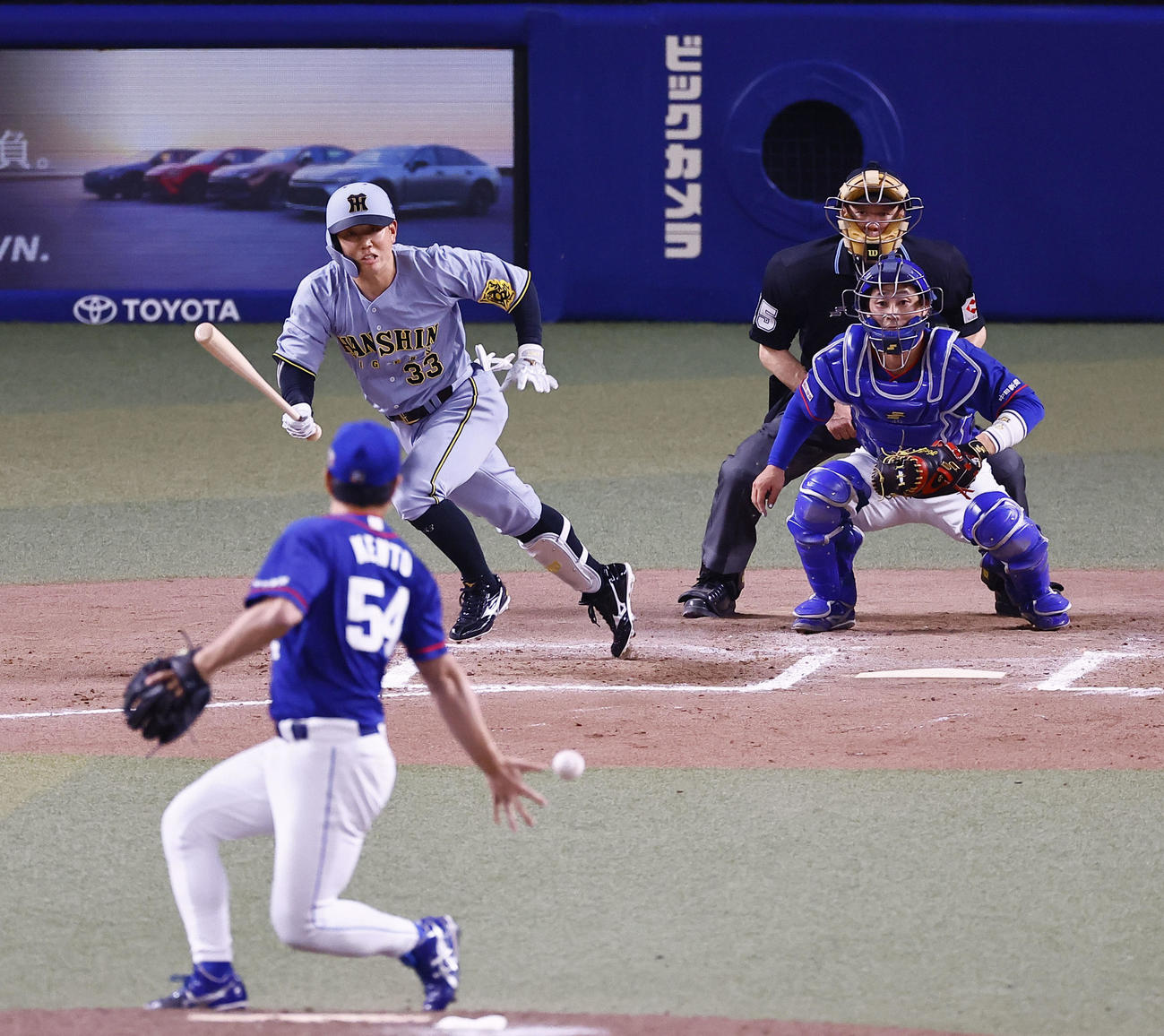 中日対阪神　11回表阪神無死、代打糸原が中前打を放つ。投手藤嶋（撮影・藤尾明華）