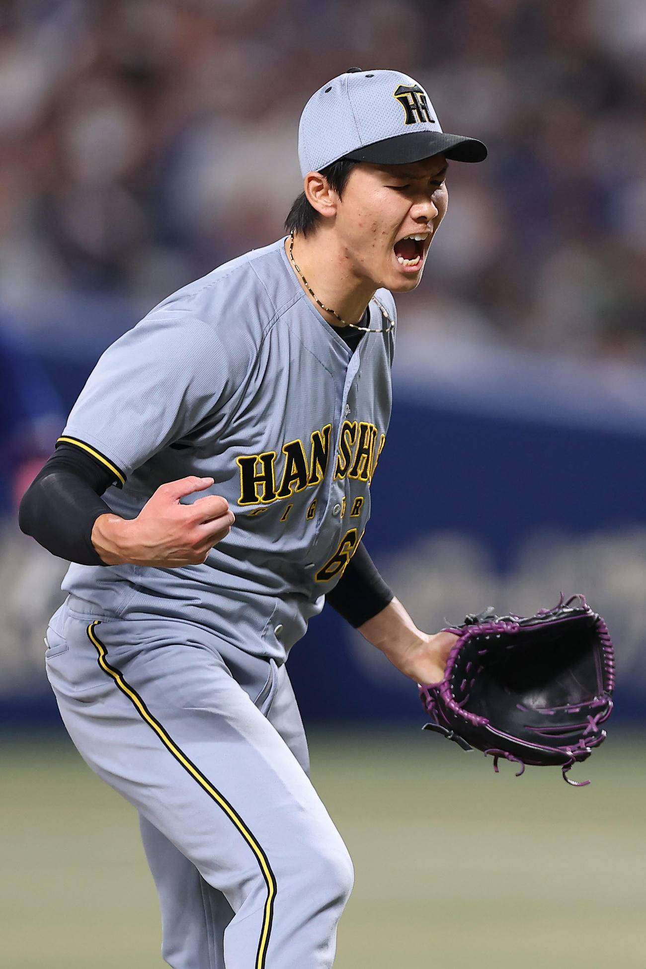 中日対阪神　10回裏中日2死二塁、加藤匠を見逃し三振に仕留め、雄たけびを上げる湯浅（撮影・前田充）