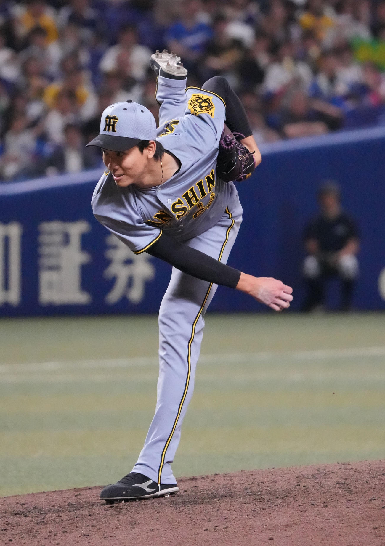 中日対阪神　10回裏、阪神3番手で登板する湯浅（撮影・森本幸一）