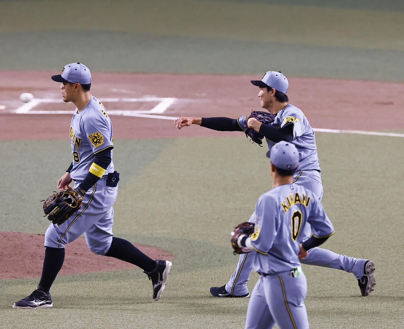 中日対阪神　10回裏中日2死、田中の投ゴロで一塁へ悪送球する湯浅（撮影・藤尾明華）