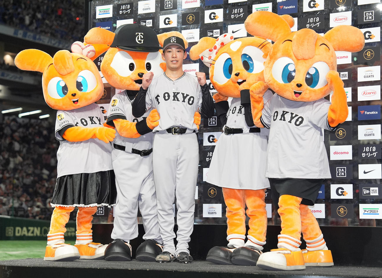 巨人対ヤクルト　完封勝利した巨人赤星は笑顔で記念撮影（撮影・鈴木みどり）