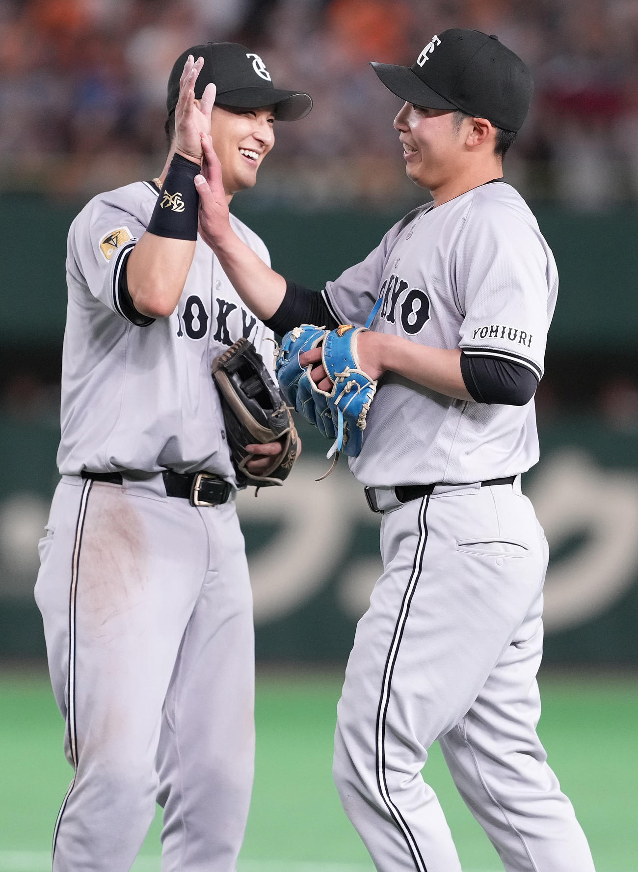 巨人対ヤクルト　完封勝利した巨人赤星（右）は吉川と笑顔でハイタッチ（撮影・鈴木みどり）
