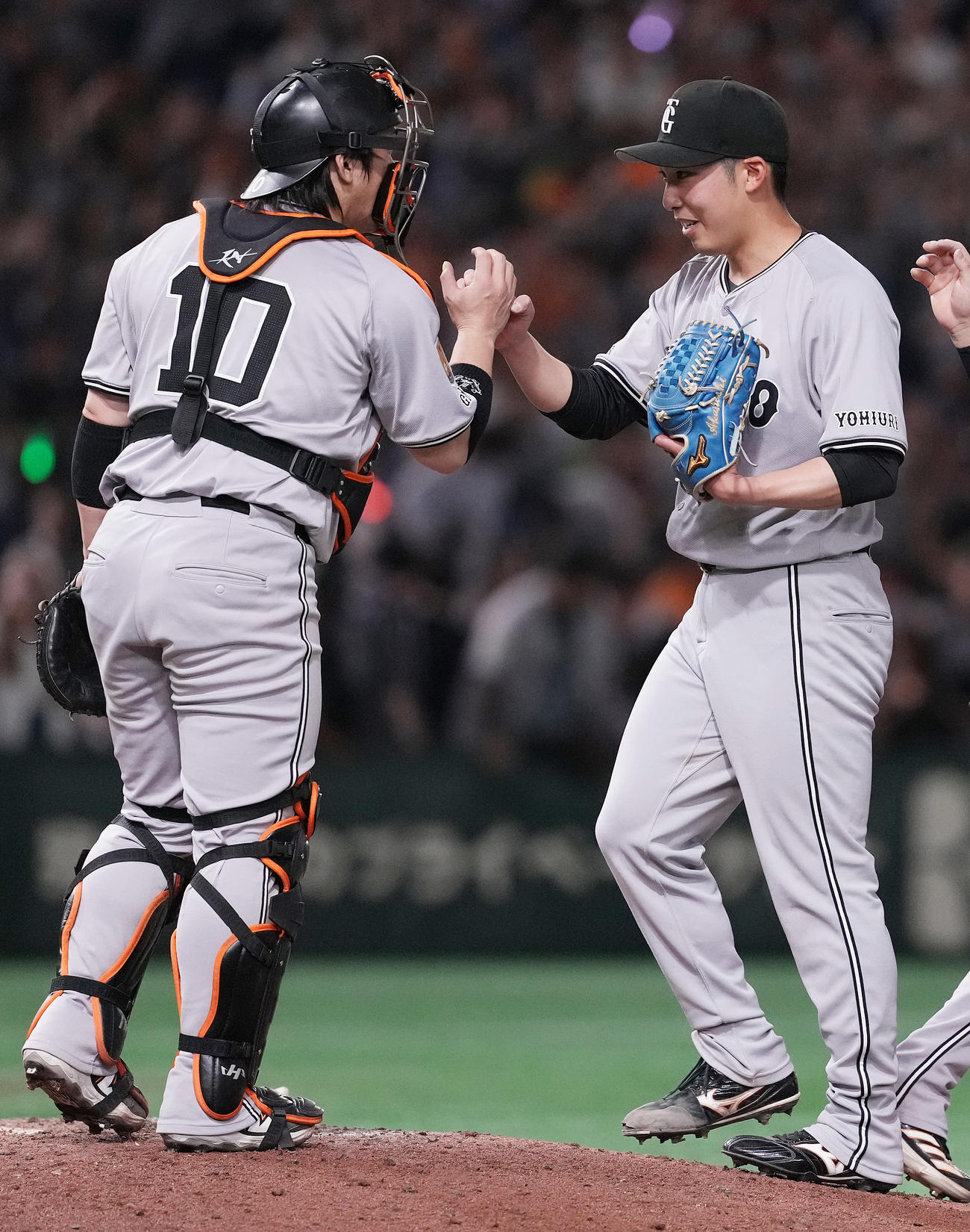 巨人対ヤクルト　完封勝利した巨人赤星（右）は甲斐と笑顔でハイタッチ（撮影・鈴木みどり）
