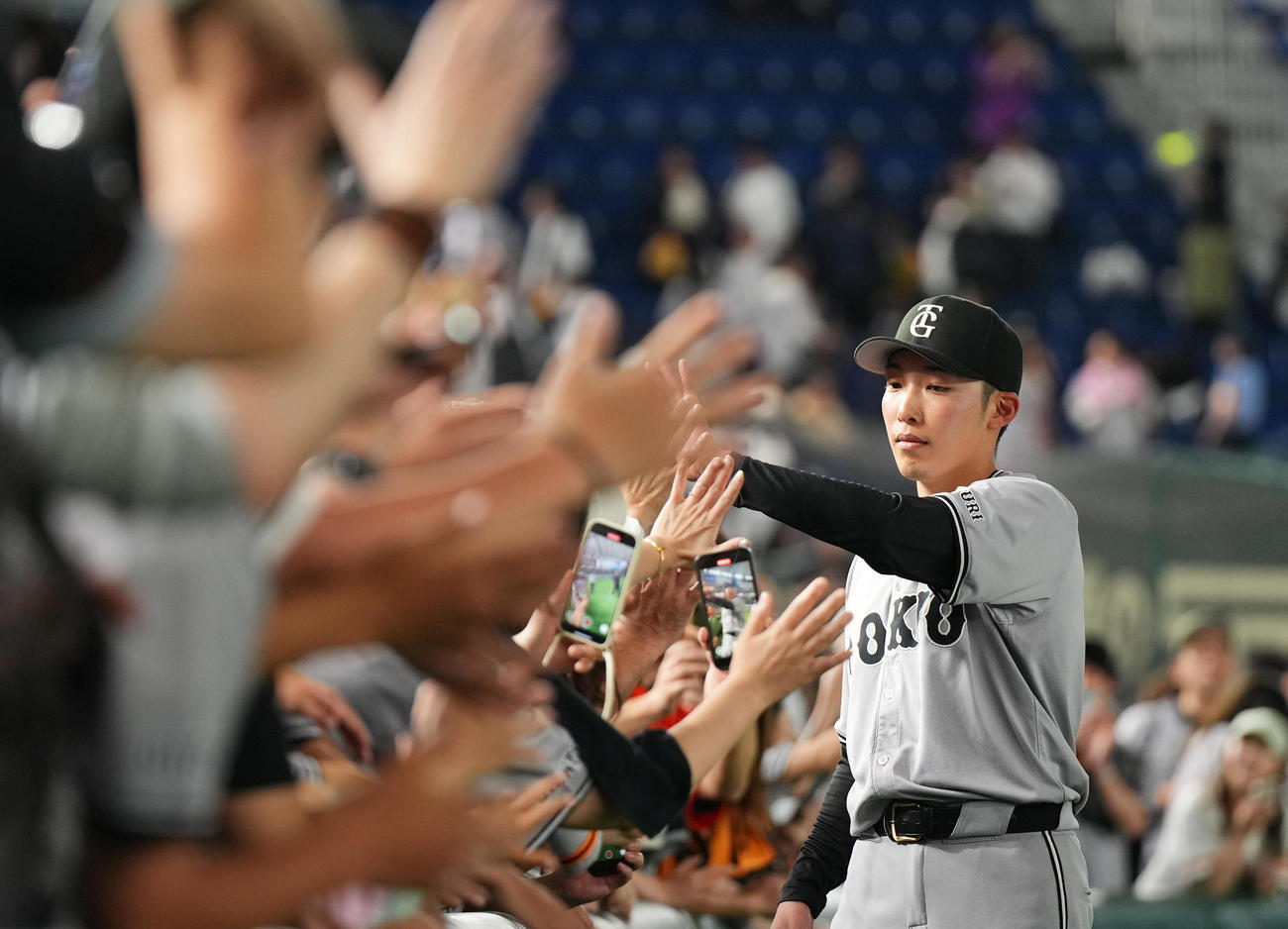 巨人対ヤクルト　完封勝利を飾り、ファンとタッチをする巨人赤星（撮影・菅敏）