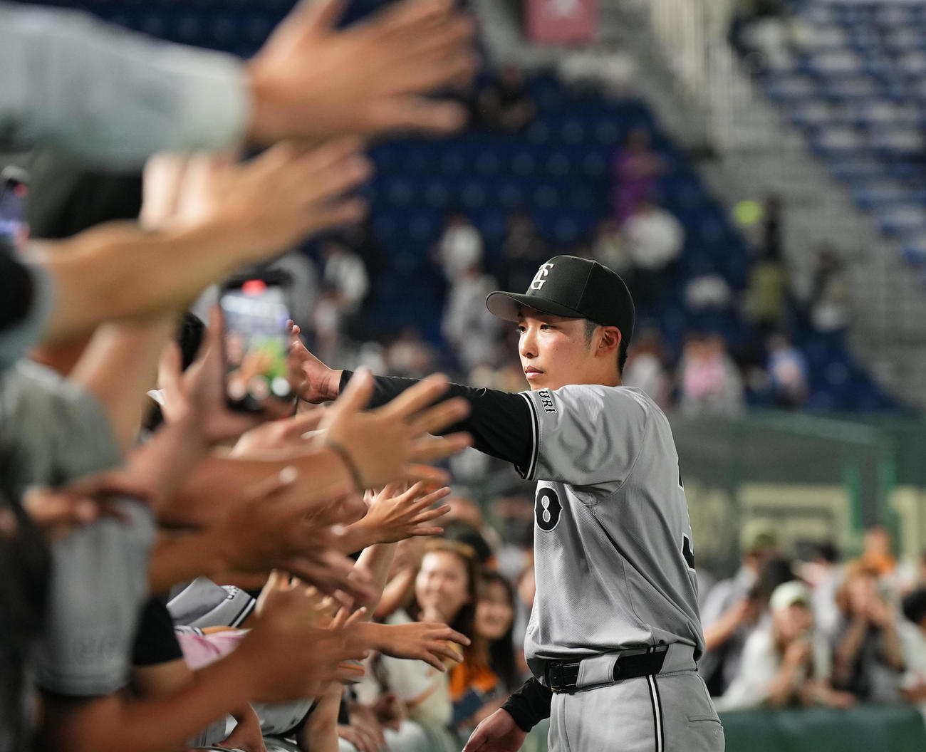 巨人対ヤクルト　完封勝利を飾り、ファンとタッチをする巨人赤星（撮影・菅敏）