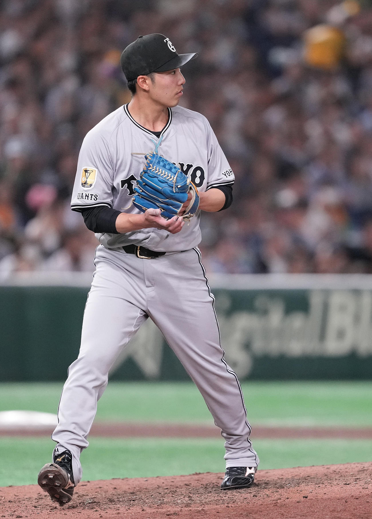 巨人対ヤクルト　7回表ヤクルト2死、代打赤羽の打球を一塁手増田陸が好捕し、グラブをたたく赤星（撮影・鈴木みどり）