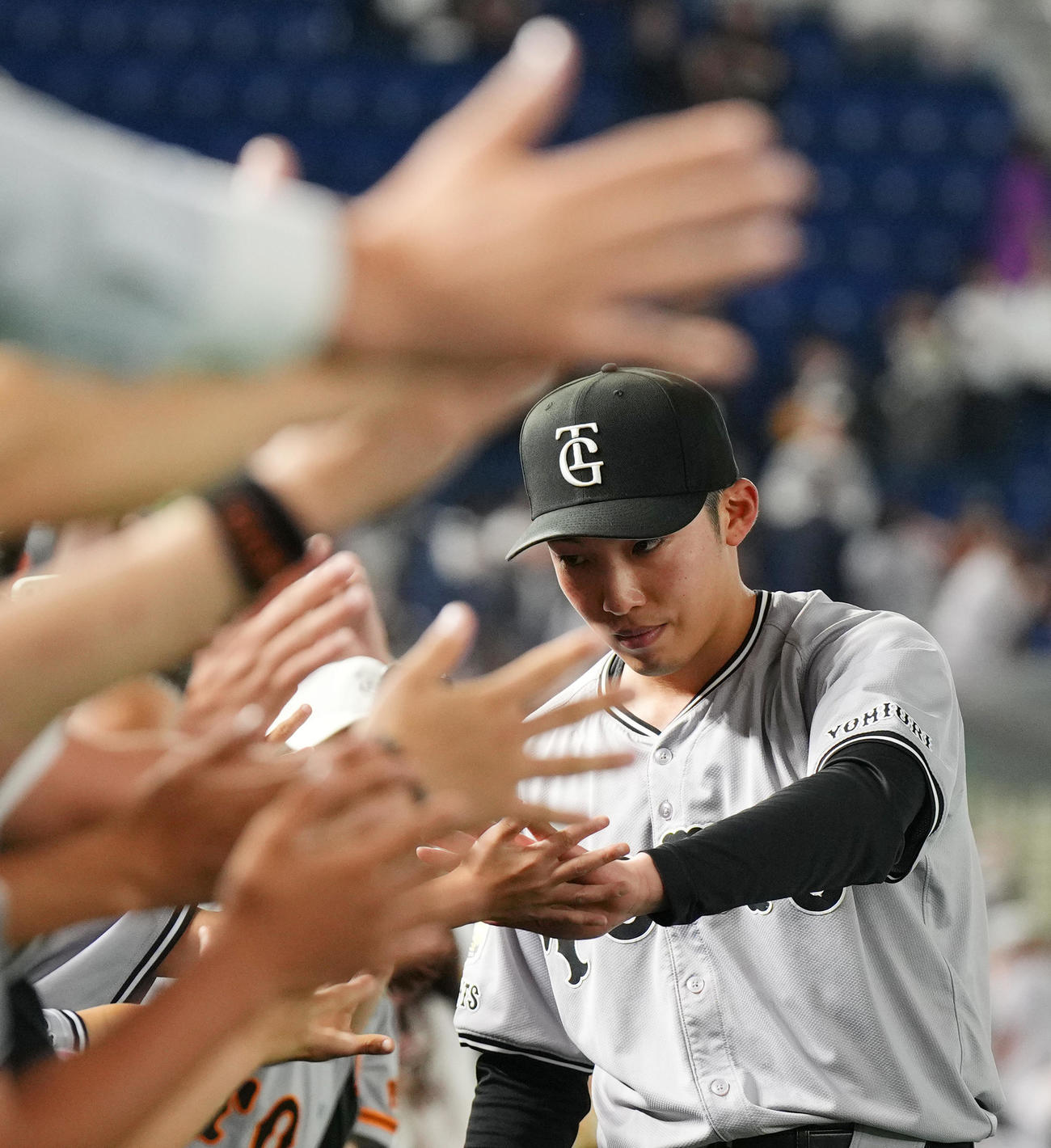 巨人対ヤクルト　完封勝利を飾り、ファンとタッチをする巨人赤星（撮影・菅敏）