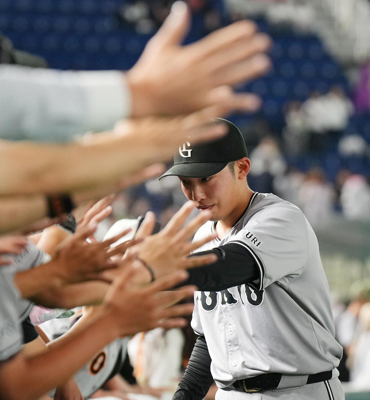 巨人対ヤクルト　完封勝利を飾り、ファンとタッチをする巨人赤星（撮影・菅敏）