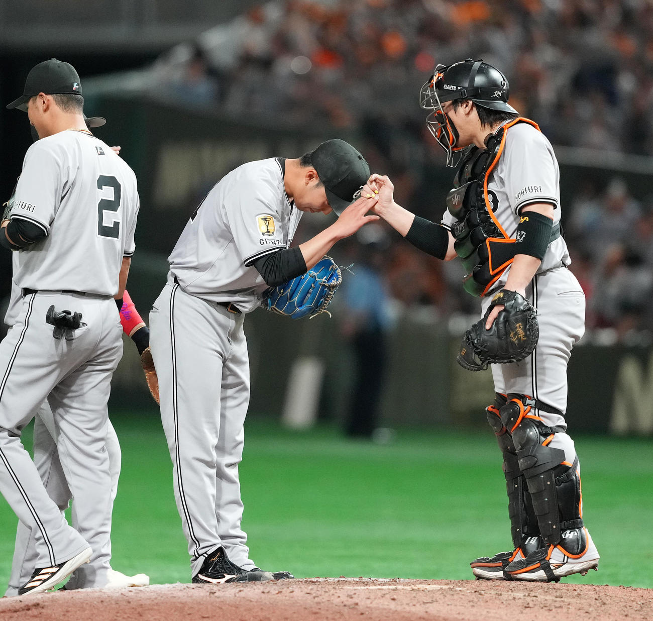 巨人対ヤクルト　完封勝利を飾り、甲斐（右）に祝福される巨人赤星（撮影・菅敏）