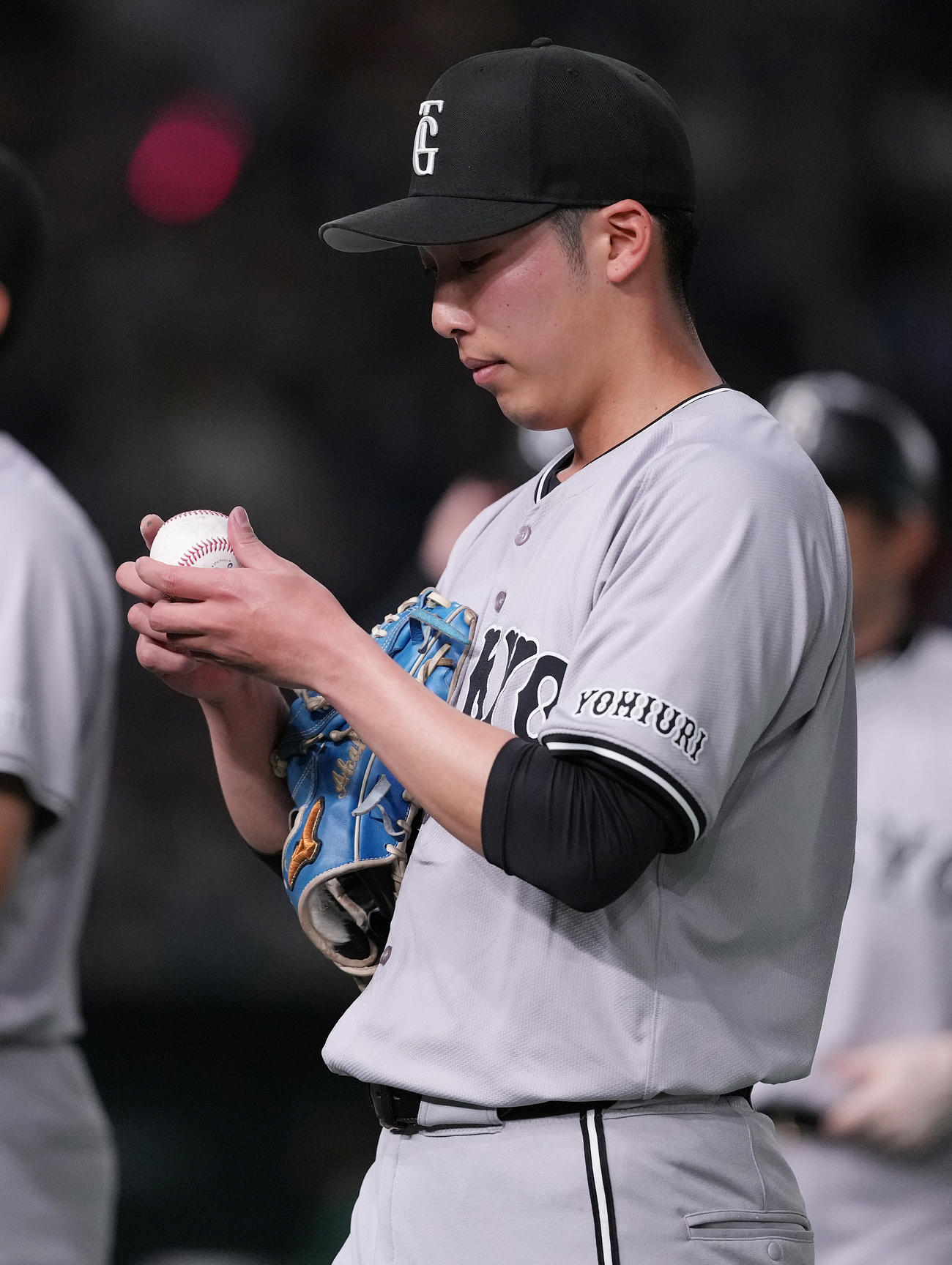 巨人対ヤクルト　完封勝利した巨人赤星はウイニングボールを見つめる（撮影・鈴木みどり）