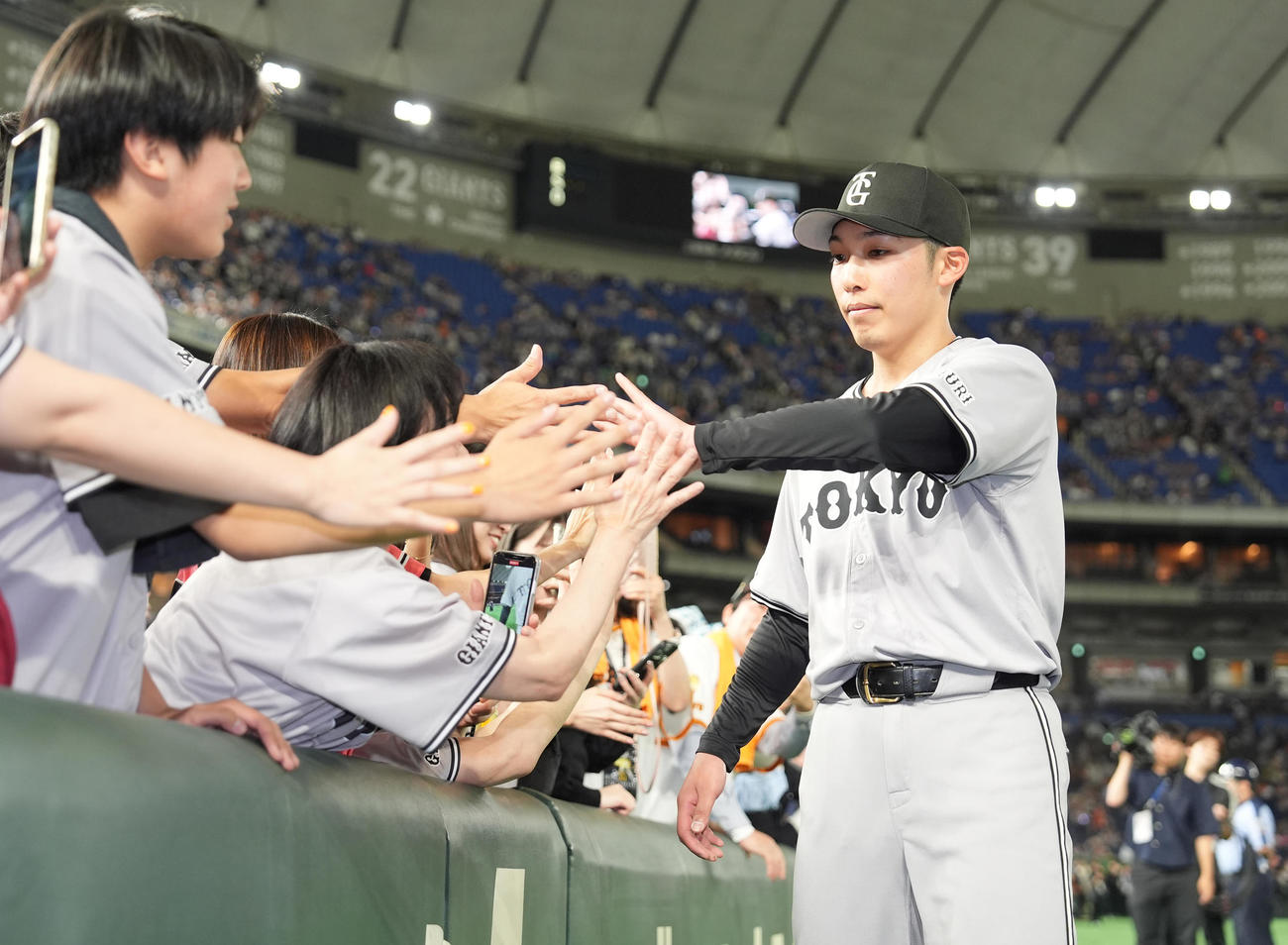 巨人対ヤクルト　完封勝利した巨人赤星（右）はファンとハイタッチ（撮影・鈴木みどり）