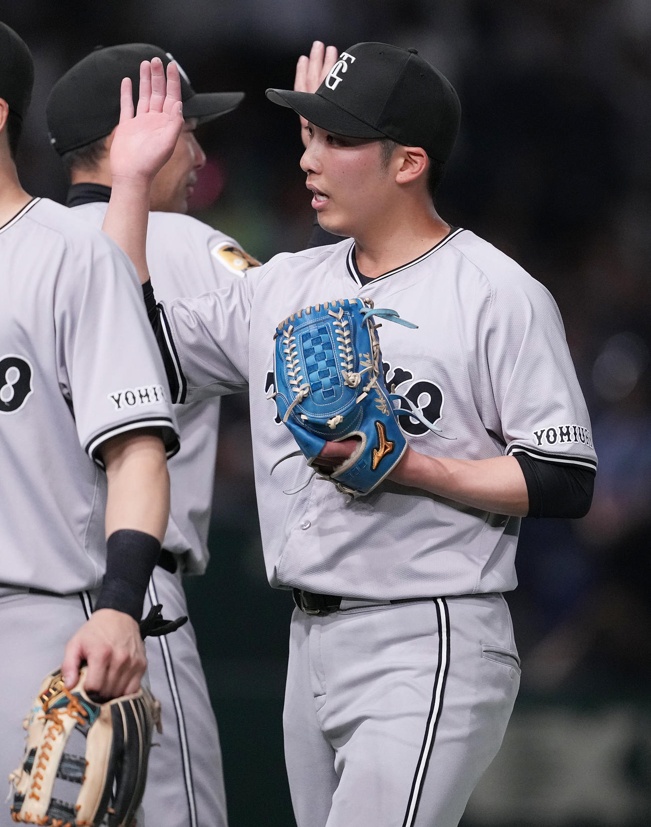 巨人対ヤクルト　完封勝利した巨人赤星（右）は阿部監督（左）とハイタッチ（撮影・鈴木みどり）