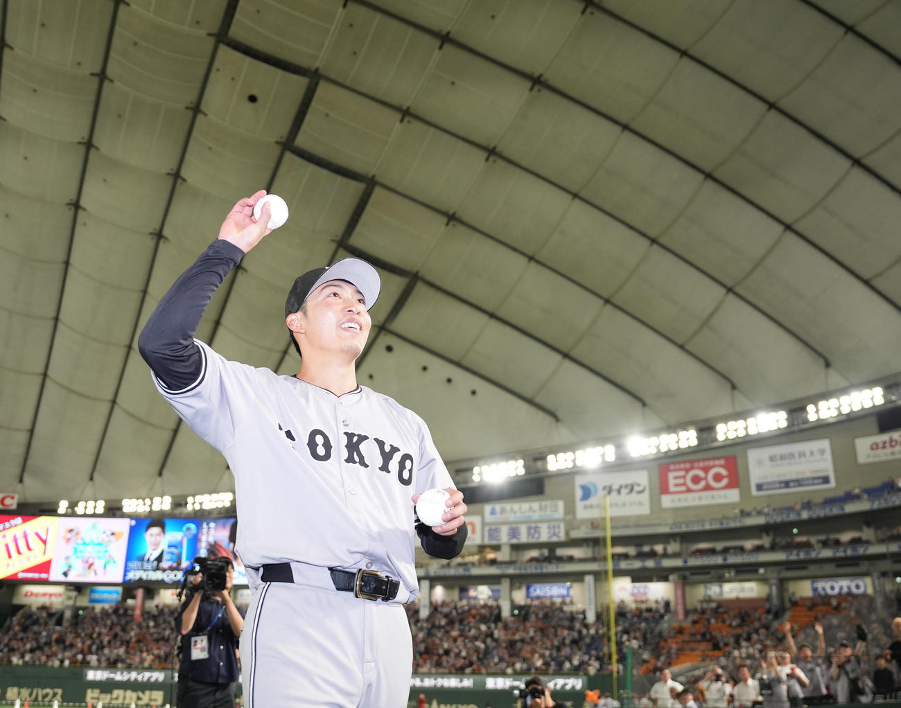巨人対ヤクルト　完封勝利した巨人赤星はファンに笑顔でボールを投げ入れる（撮影・鈴木みどり）