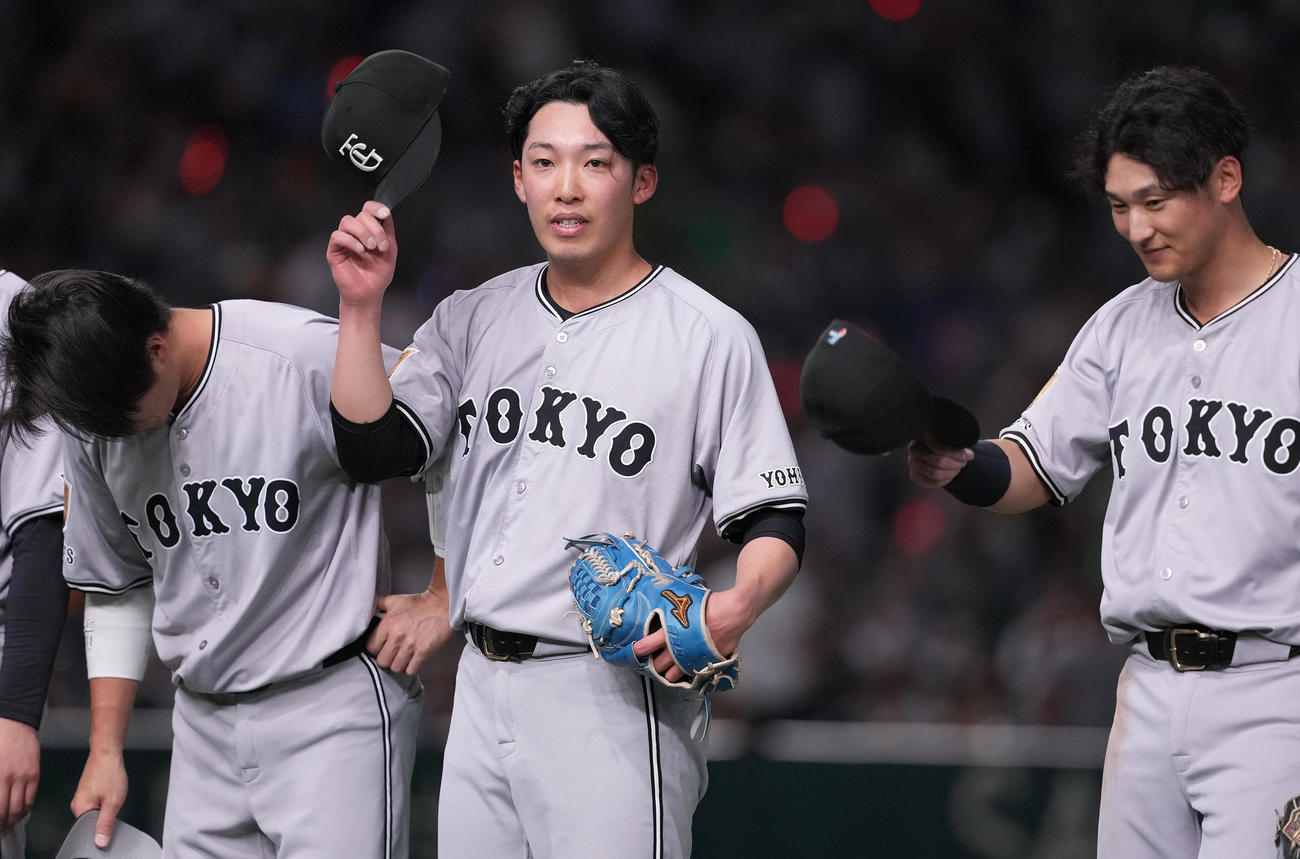 巨人対ヤクルト　完封勝利した巨人赤星（中央）はファンの声援に応える（撮影・鈴木みどり）