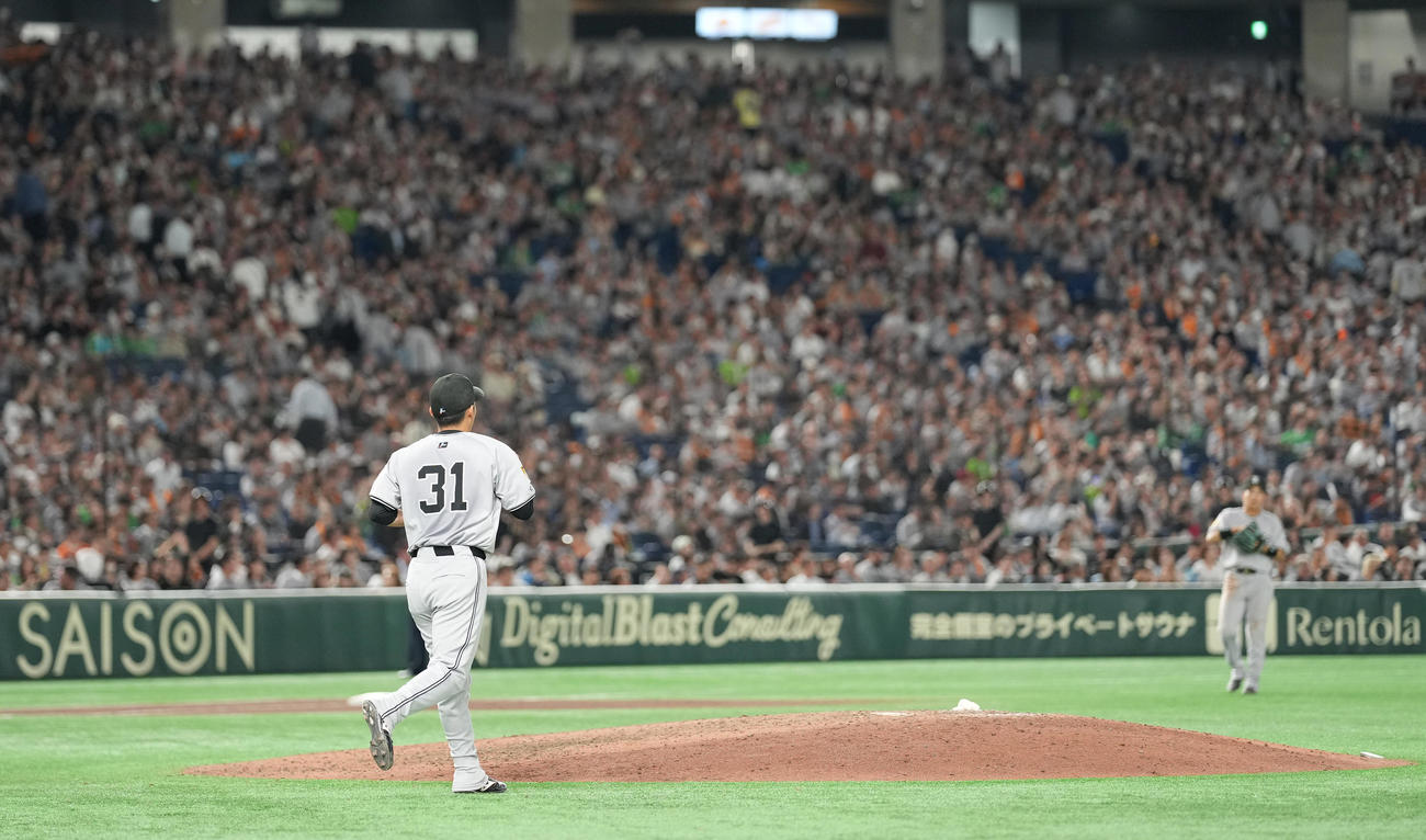 巨人対ヤクルト　9回表のマウンドへ向かう巨人赤星（撮影・鈴木みどり）