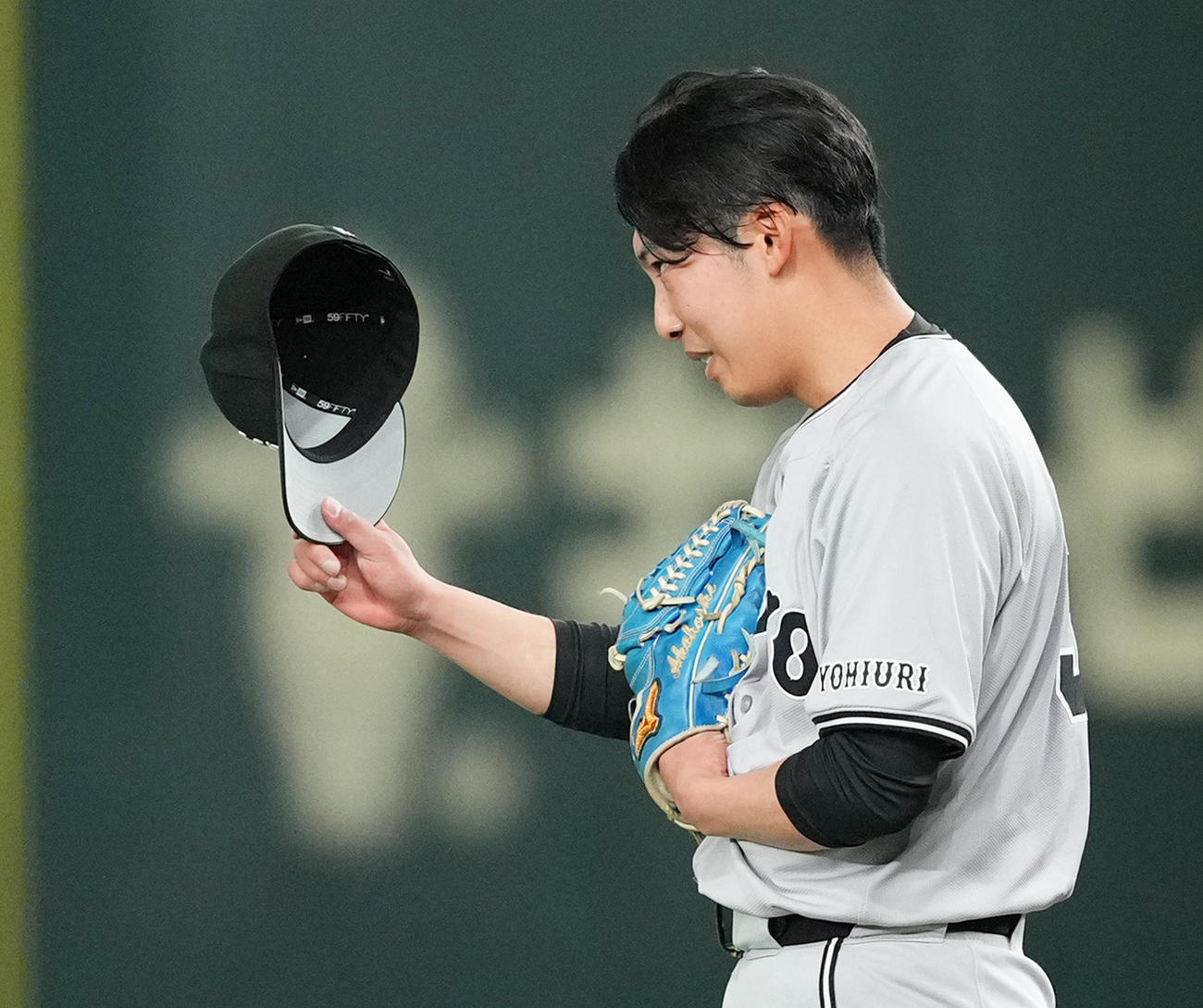 巨人対ヤクルト　8回表ヤクルト無死、岩田の打球を好捕した吉川尚輝に向かってポーズをとる赤星（撮影・菅敏）