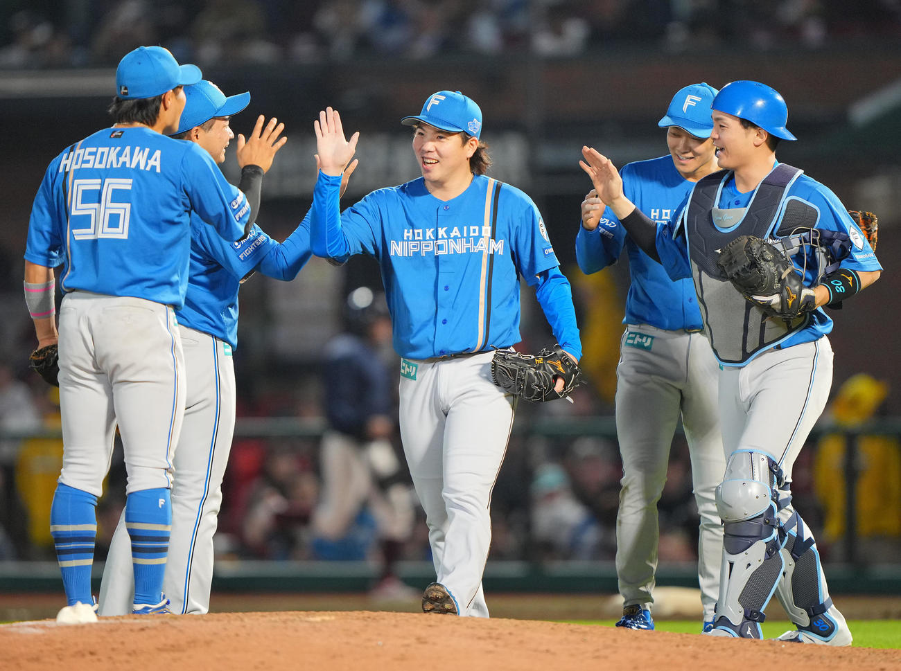 楽天対日本ハム　9回裏楽天2死、小郷を一ゴロに仕留め完封勝利の金村（中央）は郡司（右）らナインと笑顔でタッチを交わす（撮影・垰建太）