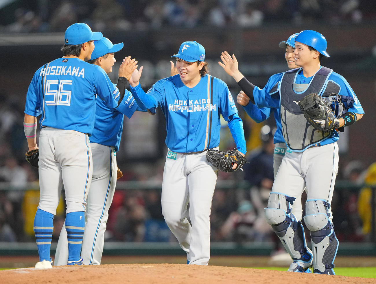 楽天対日本ハム　9回裏楽天2死、小郷を一ゴロに仕留め完封勝利の金村（中央）は郡司（右）らナインと笑顔でタッチを交わす（撮影・垰建太）