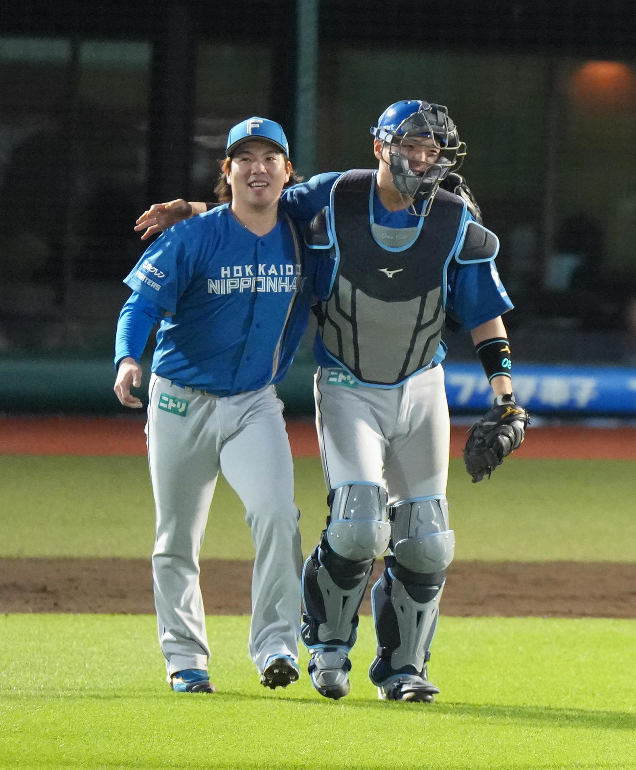 楽天対日本ハム　完封勝利を挙げた日本ハム金村（左）は郡司と笑顔を見せる（撮影・足立雅史）