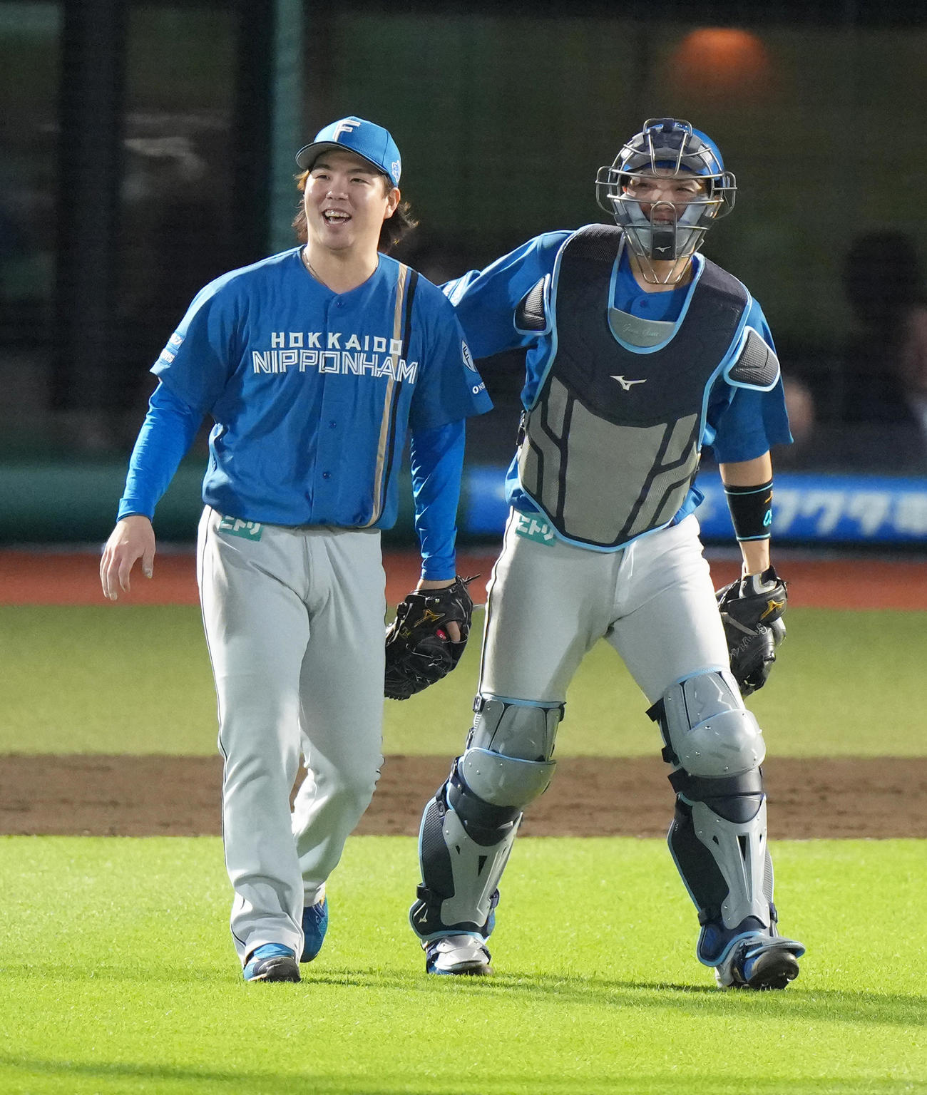 楽天対日本ハム　完封勝利を挙げた日本ハム金村（左）は郡司と笑顔を見せる（撮影・足立雅史）