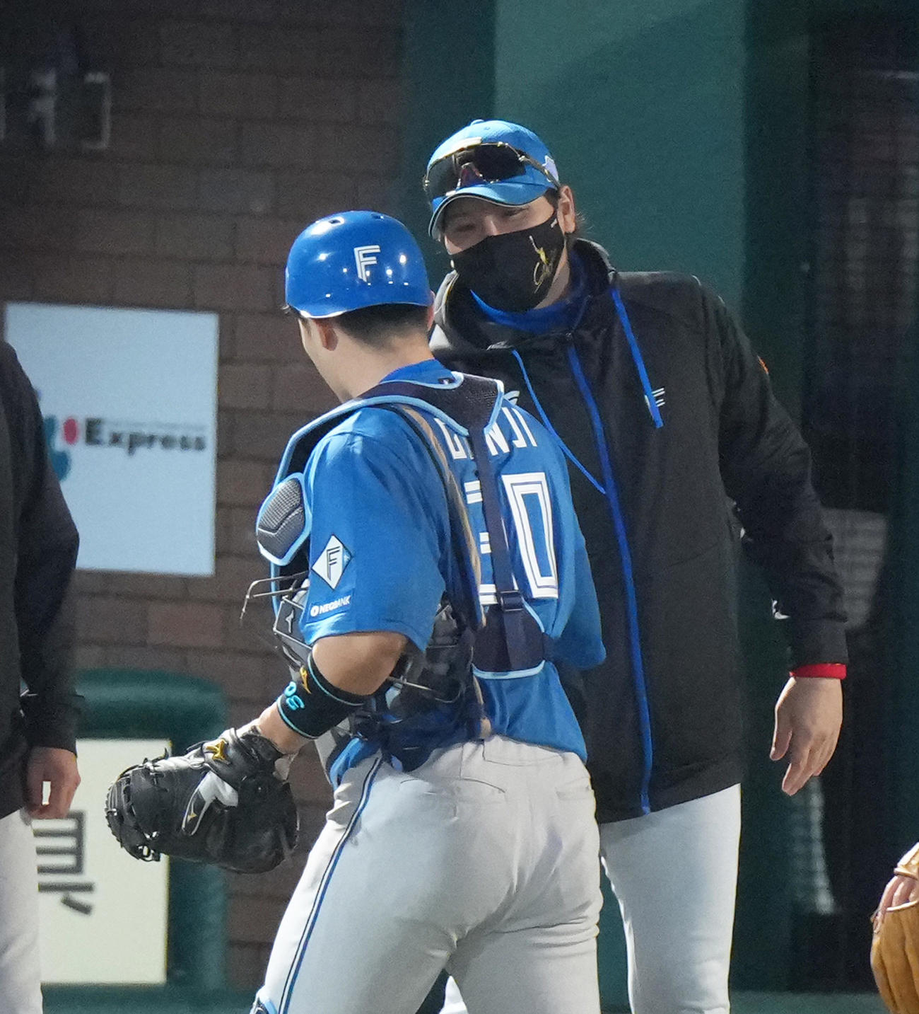 楽天対日本ハム　楽天勝利し、日本ハム郡司（左）とタッチを交わす新庄監督（撮影・足立雅史）