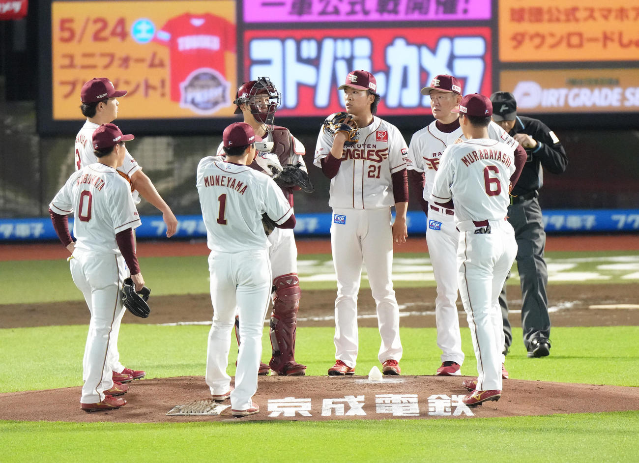 楽天対日本ハム　6回、マウンドに集まる楽天早川（右から3人目）ら（撮影・足立雅史）