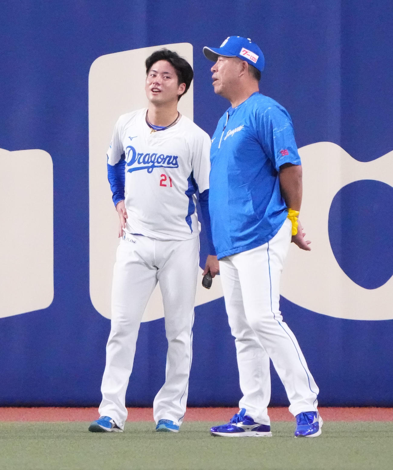 中日対阪神　試合前、金丸（左）と言葉を交わす井上監督（撮影・森本幸一）