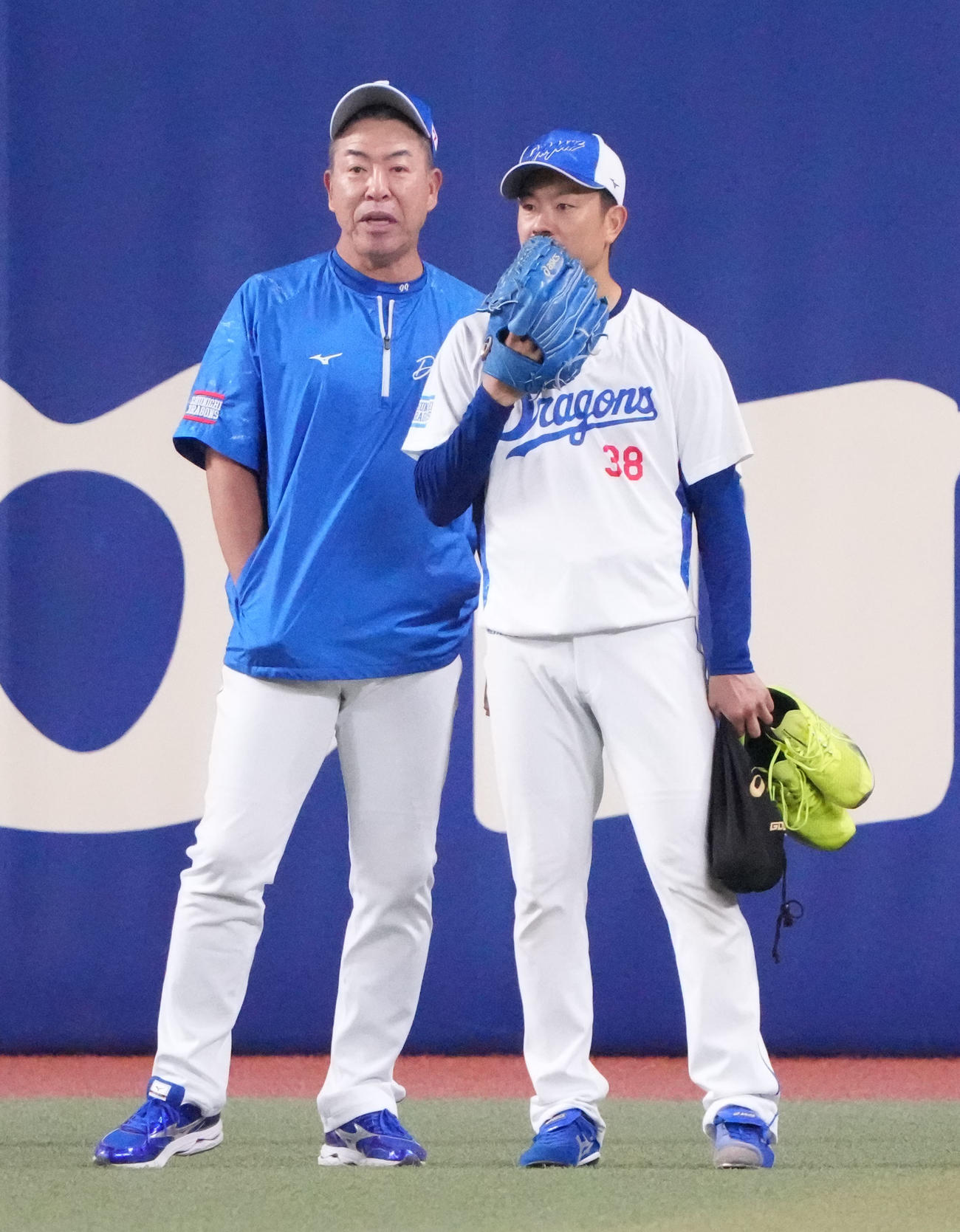 中日対阪神　試合前、松葉（右）と言葉を交わす井上監督（撮影・森本幸一）