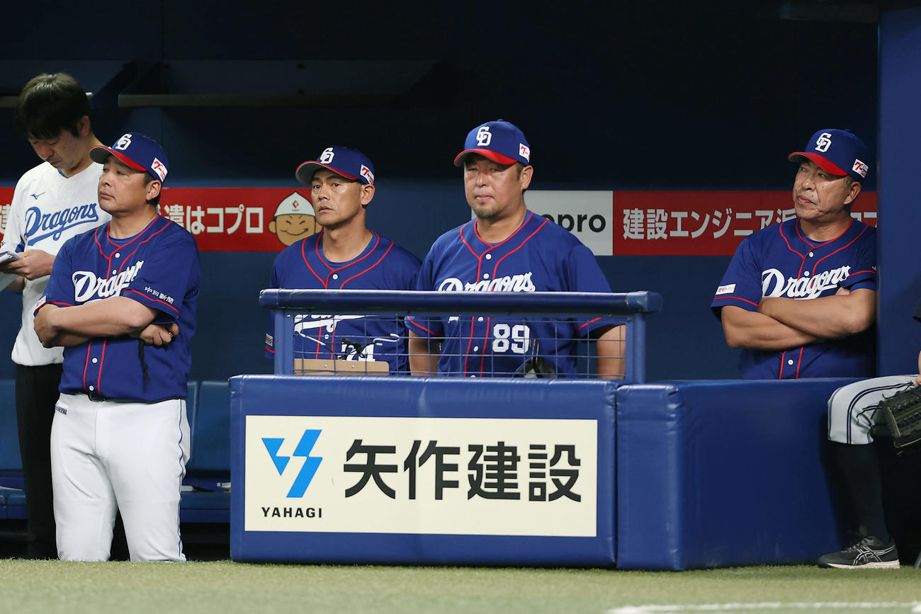 中日対阪神　9回裏の攻撃を厳しい表情で見守る中日井上監督（右端）ら（撮影・前田充）