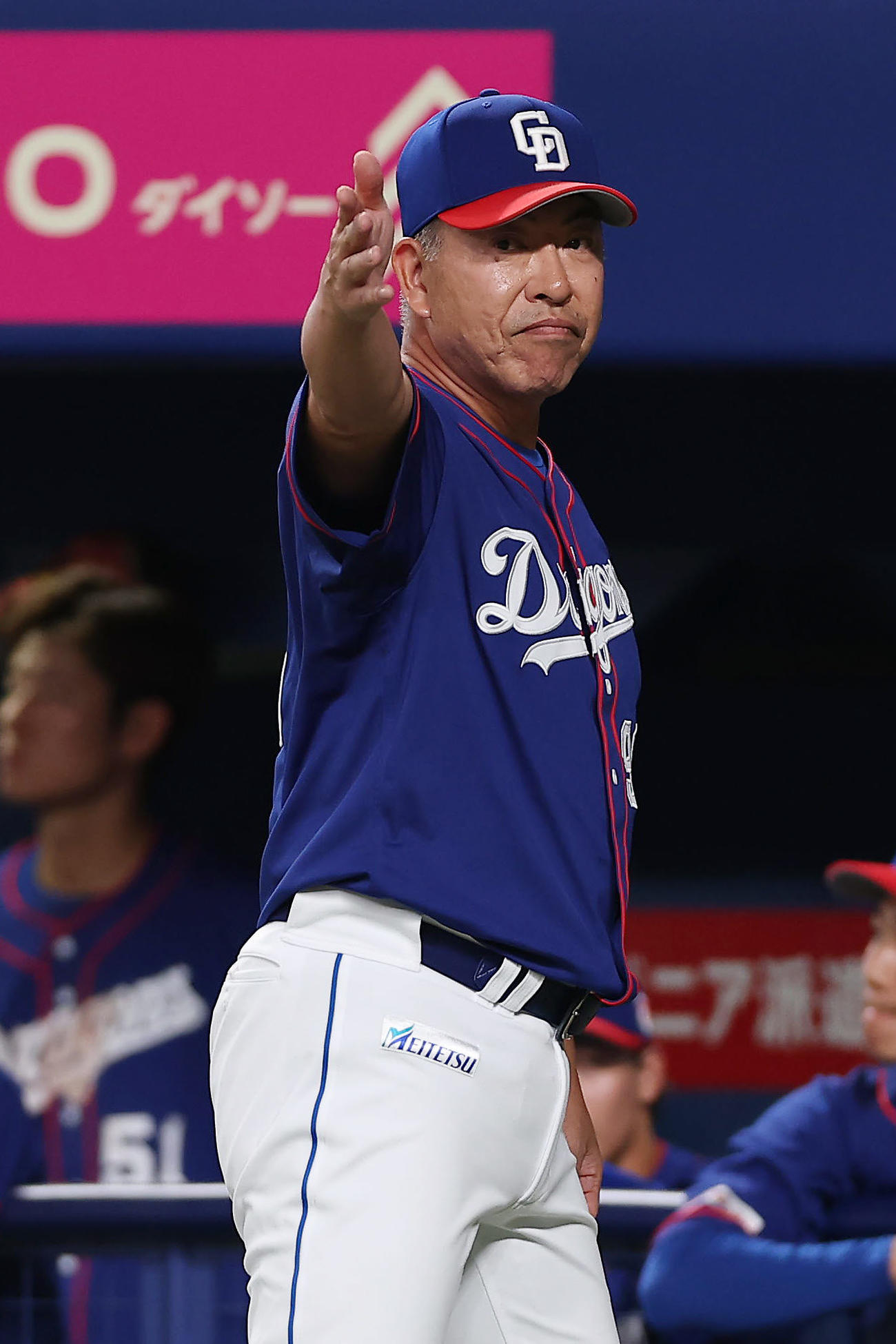 中日対阪神　7回裏中日2死二、三塁、代打を送る井上監督（撮影・前田充）