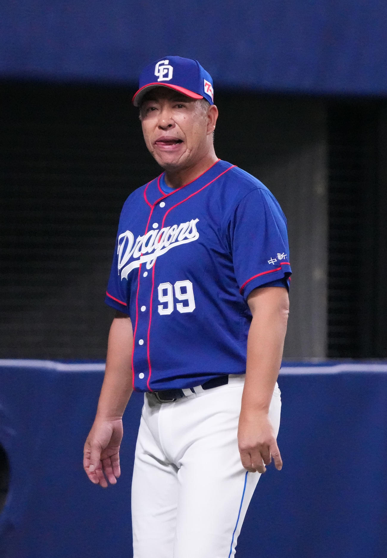 中日対阪神　6回終了、選手交代を告げる井上監督（撮影・森本幸一）