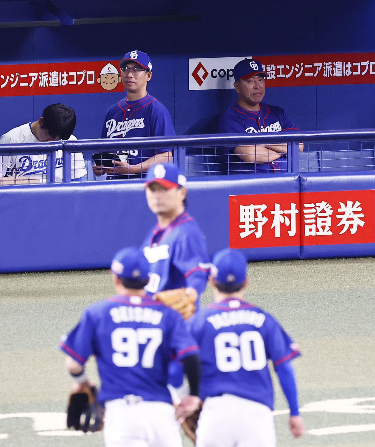 中日対阪神　5回表阪神1死一塁、坂本の遊ゴロ併殺に打ち取り、ベンチからナインを見つめる井上監督（奥）（撮影・藤尾明華）