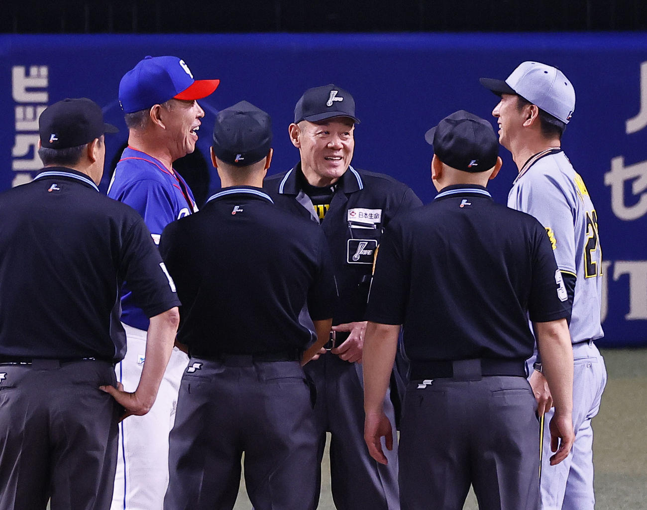 中日対阪神　メンバー表交換で笑顔を見せる中日井上監督（左）と阪神藤川監督（撮影・藤尾明華）