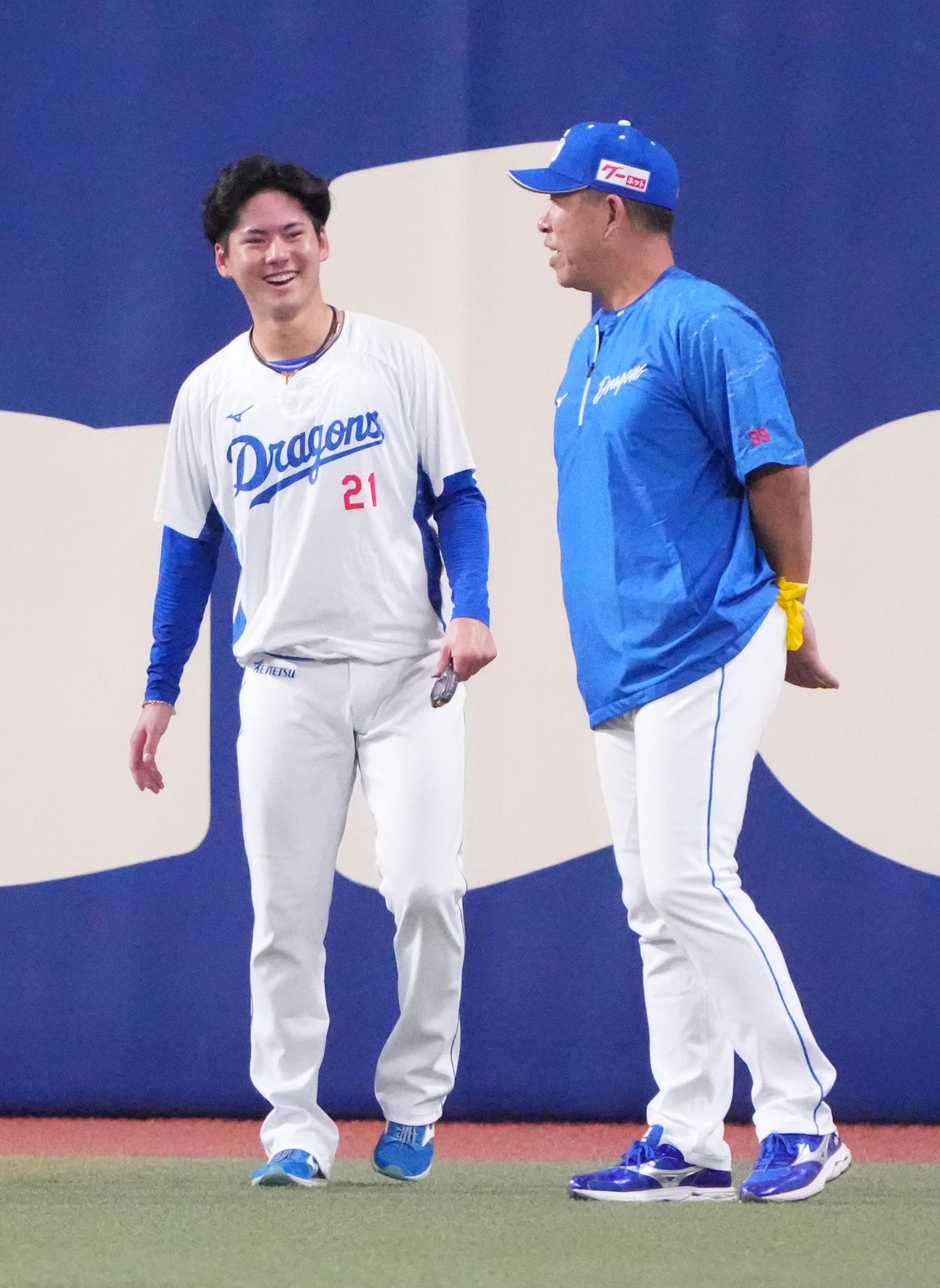 中日対阪神　試合前、金丸（左）と言葉を交わす井上監督（撮影・森本幸一）