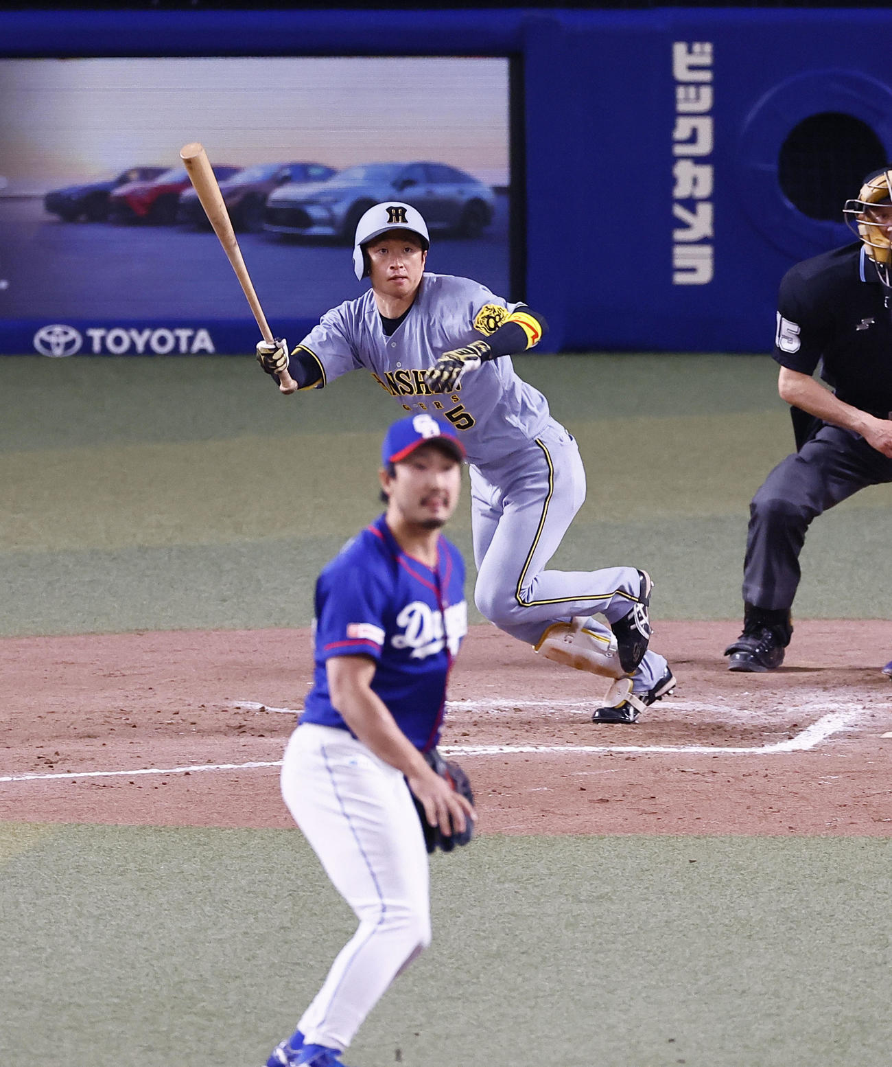 中日対阪神　11回表阪神1死二塁、近本は中前適時打を放つ。投手藤嶋（撮影・藤尾明華）