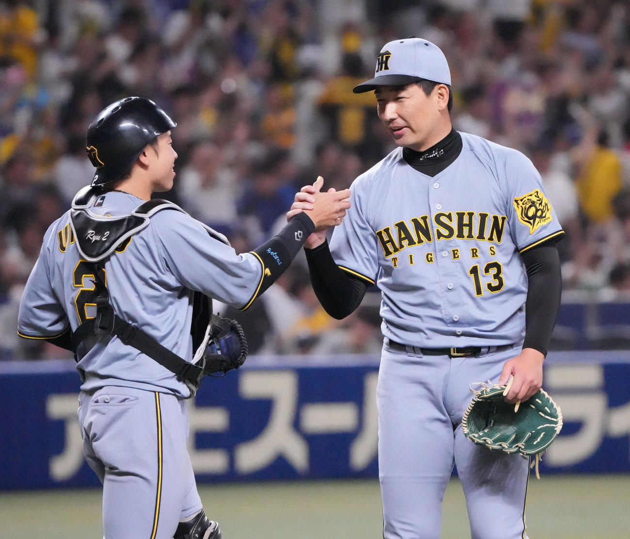 中日対阪神　試合終了、梅野（左）と握手を交わす岩崎（撮影・森本幸一）