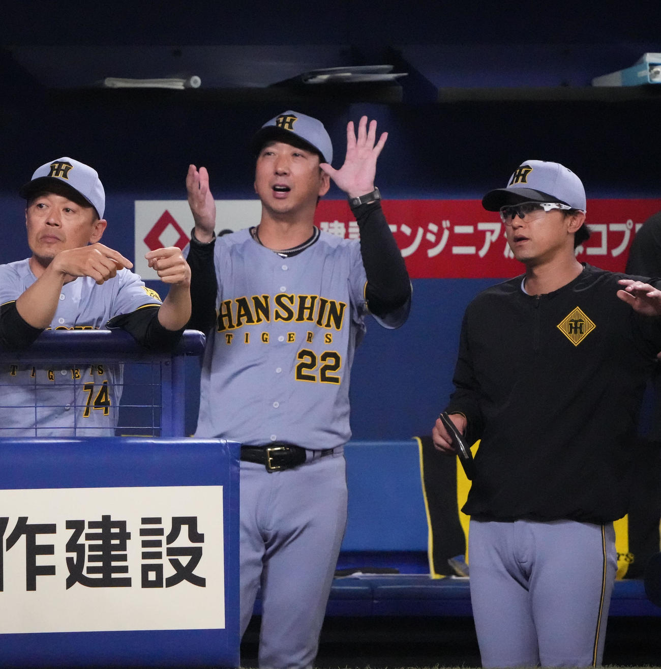 中日対阪神　11回表阪神1死二、三塁、藤川監督（中央）は森下の左2点適時二塁打で生還した近本らを迎える（撮影・森本幸一）