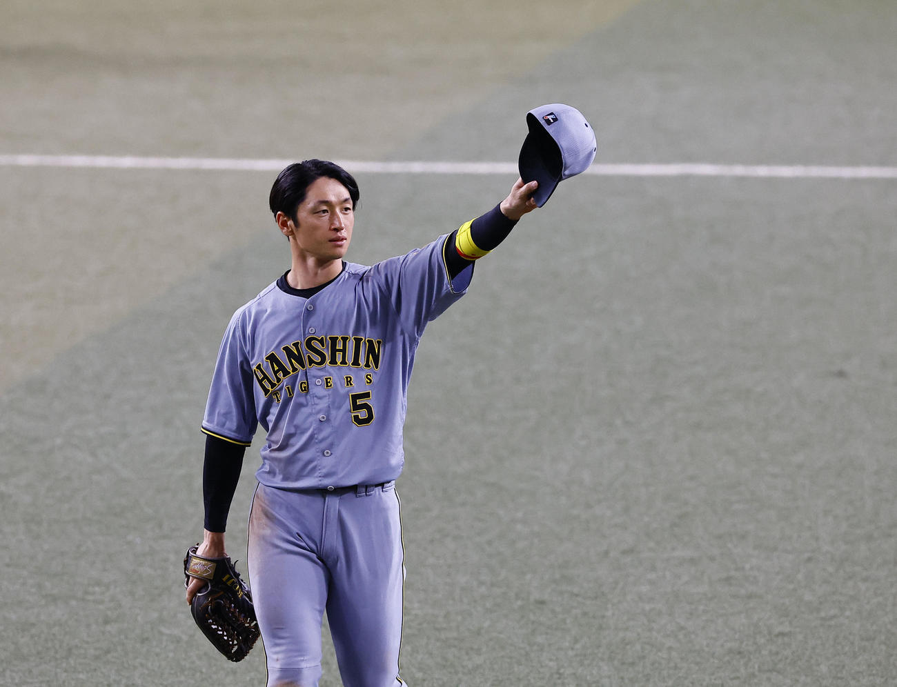 中日対阪神　11回に先制打を放ちファンの声援に応える阪神近本（撮影・藤尾明華）