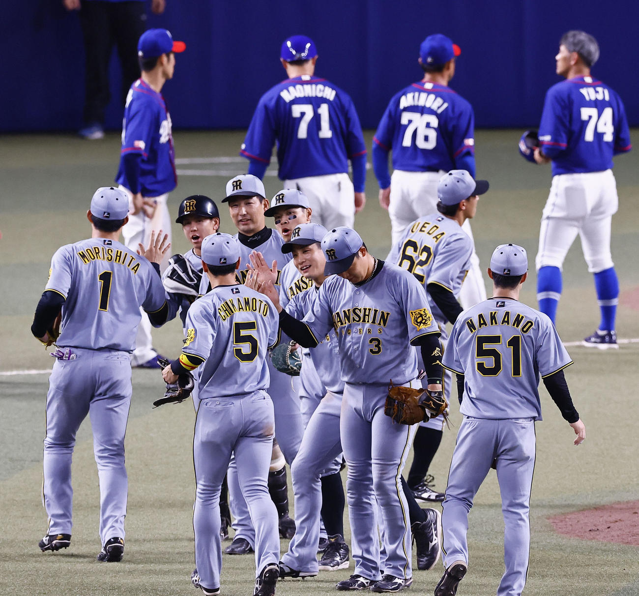 中日対阪神　中日に勝利し、タッチ阪神ナイン（撮影・藤尾明華）